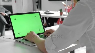 Bir adamın üstünde A Laptop Chroma anahtar yeşil ekran ile 20'li yaşlarda 4 k yazarak izleme atış