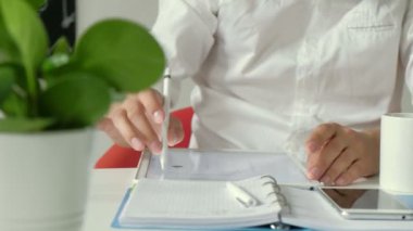 Tanınmayan adam eve yazmasını grafik çalışma tablet 20'li yaşlarda 4 k