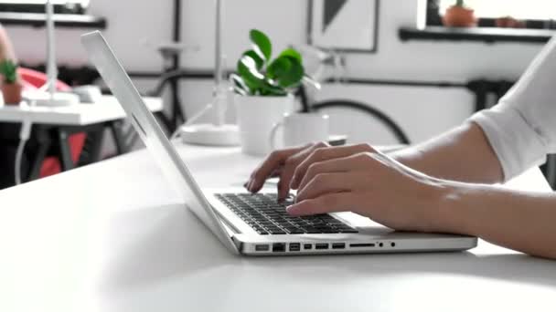 Крупным планом руки человека на клавиатуре ноутбука 20s 4k — стоковое видео