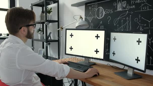 若い男は、モックアップとコンピューターに取り組んでいる緑色の画面。20 代 4 k — ストック動画