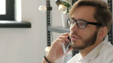 Eve 20'li yaşlarda 4 k nöbet görevi olan adam.