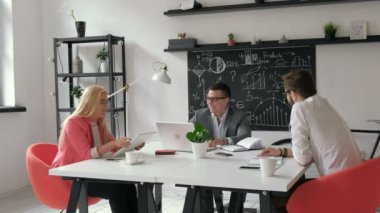 Kahve içme ve 20'li yaşlarda 4 k acele iş adamları bitirmek