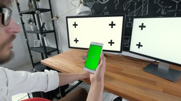 Trabajador caucásico escribiendo en el teclado y mirando la pantalla verde 20s 4k — Vídeos de Stock