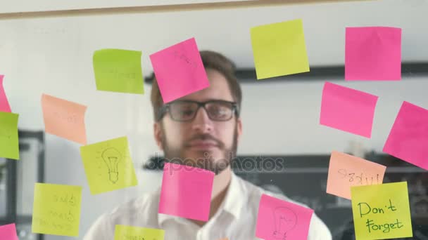 Idee creative di brainstorming del team aziendale che lavorano insieme condividendo i dati a tarda notte dopo ore nel moderno ufficio di vetro 20s 4k . — Video Stock