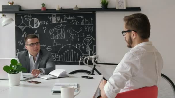 Groep van mensen uit het bedrijfsleven bijeen rond tafel. 20s 4 k. — Stockvideo