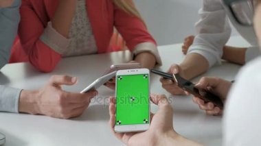 Üstten Görünüm eller daire ofis - çok ırklı arkadaşlar telefon bağımlısı iç sahne 20'li yaşlarda 4 k yukarıda telefon kullanarak