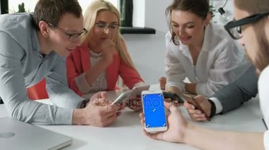 En iyi görünümü Cafe'de telefon kullanarak daire eller - 20s 4 k çok ırklı arkadaşlar telefon bağımlısı iç sahne yukarıdan - sol telefonları