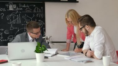 Ekip çalışması. Üç genç Mimarlar proje 20'li yaşlarda 4 k üzerinde çalışma