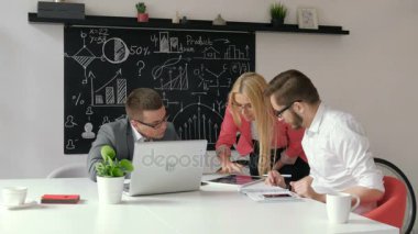 Ekip çalışması. Üç genç Mimarlar proje 20'li yaşlarda 4 k üzerinde çalışma.