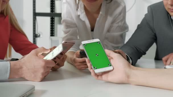 Top vue mains cercle en utilisant le téléphone dans le café - amis multiraciaux mobile accro scène intérieure à partir de plus de 20s 4k — Video