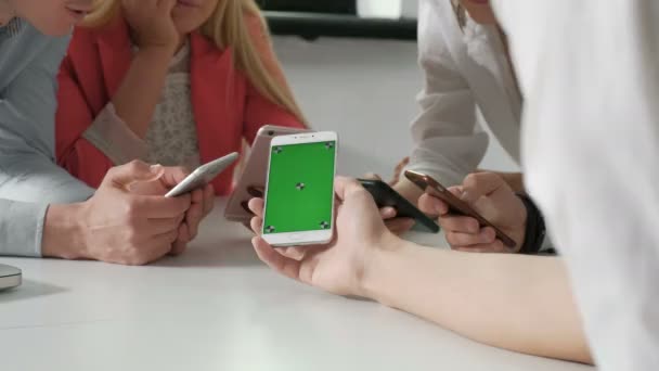 Gruppe von Freunden, die zusammen mit Smartphones Spaß haben - Nahaufnahme der Hände soziales Netzwerk mit Mobiltelefonen - Wifi verbundene Menschen in Bar-Technologie und Handy-Suchtkonzept - 20er Jahre 4k. — Stockvideo