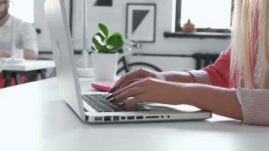 dizüstü bilgisayar 20'li yaşlarda 4 k kullanan kadın