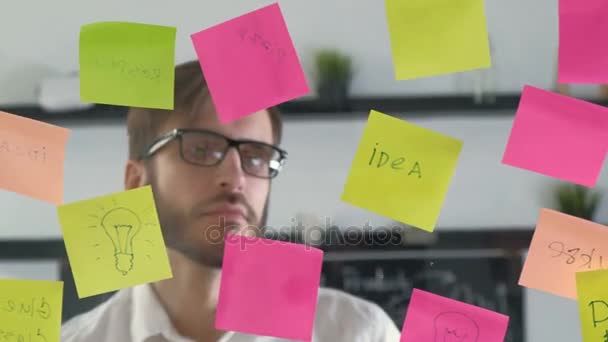 Kreativní tým pracuje na novém projektu s mnoha poznámek sticky notes na okno. 20s 4 k — Stock video