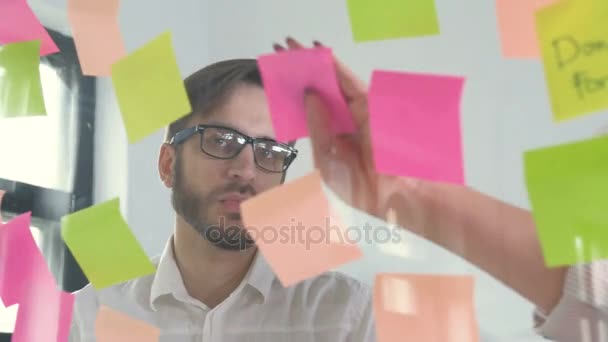 Equipe de negócios criativa brainstorming ideias trabalhando em conjunto compartilhamento de dados tarde da noite após horas no escritório de vidro moderno 20s 4k — Vídeo de Stock