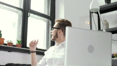 Mutlu adam laptop 20'li yaşlarda 4 k üzerinde çalışma