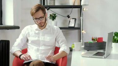 Tonda profil resmi yakışıklı serbest adam penceresine bakarak ve yeni iş projeleri veya restoran ya da kafe stratejileri hakkında düşünme. 20'li yaşlarda 4 k