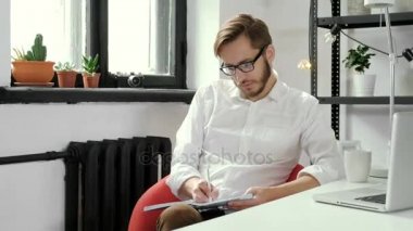 Modern ofis Resepsiyon 20'li yaşlarda 4 k proje üzerinde yakışıklı Avrupa çocuk