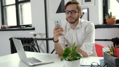 İşadamı smartphone 20'li yaşlarda 4 k mutlu görünüyordu olmak