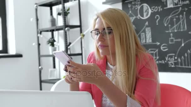 Mulher de negócios brasileira conversando em celular usando inteligência artificial gravando voz memo equipe criativa trabalhando em segundo plano escritório close up 20s 4k . — Vídeo de Stock