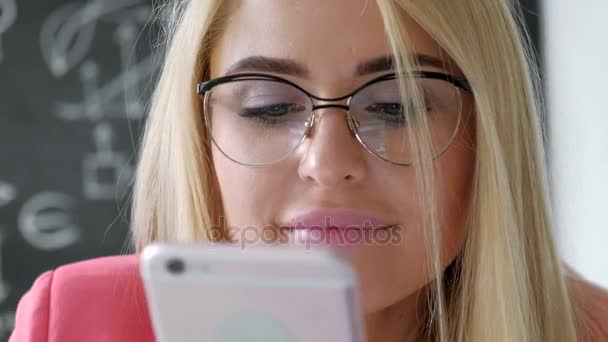 Freudig lächelnde junge Geschäftsfrau, die telefonisch im Büro verhandelt, close up 20s 4k — Stockvideo