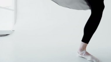 Beyaz odada dans balerin