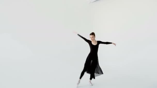白い部屋で踊るバレリーナ — ストック動画
