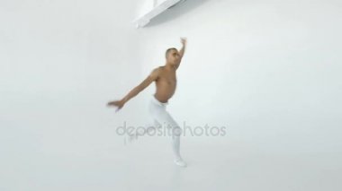 Genç modern bale dansçısı