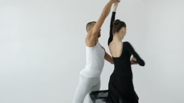 Пара артистов балета — стоковое видео