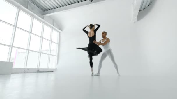 Par de bailarines de ballet — Vídeos de Stock