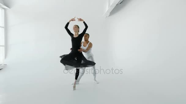 Pair of ballet dancers — Stock Video