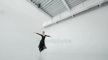 20'li yaşlarda ince dansçı erkek siyah güzel bir büyük pencere 20'li yaşlarda 1080 p yavaş hareket önünde dans ediyor