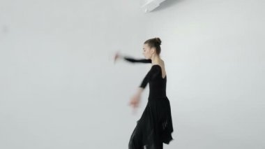 Beyaz Studio klasik tutu balerin silüeti. 20'li yaşlarda 1080 p ağır çekim.