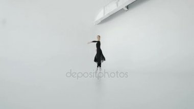 20'li yaşlarda ince dansçı erkek siyah güzel bir büyük pencere 20'li yaşlarda 1080 p yavaş hareket önünde dans ediyor