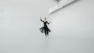 Bir beyaz dans stüdyosu 20'li yaşlarda 1080 p ağır çekimde dans beyaz pointe içinde çekici esmer balerin