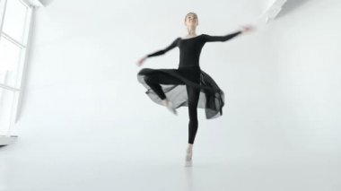Bir beyaz dans stüdyosu 20'li yaşlarda 1080 p ağır çekimde dans beyaz pointe içinde çekici esmer balerin