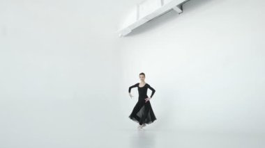 Beyaz Studio klasik tutu balerin silüeti. 20'li yaşlarda 1080 p ağır çekim.