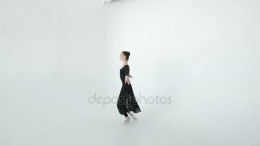 20'li yaşlarda ince dansçı erkek siyah güzel bir büyük pencere 20'li yaşlarda 1080 p yavaş hareket önünde dans ediyor