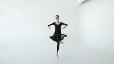 Bir beyaz dans stüdyosu 20'li yaşlarda 1080 p ağır çekimde dans beyaz pointe içinde çekici esmer balerin