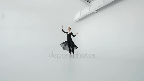白いダンス スタジオ 20 代 1080 p スローモーションで踊る白いポワントの魅力的なブルネット バレリーナ — ストック動画