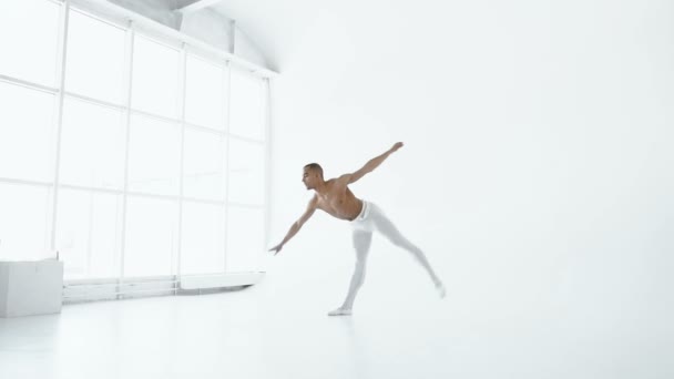 Bailarina de ballet con un torso desnudo bailando sobre el telón de fondo de una gran ventana de cámara lenta 120fps . — Vídeos de Stock