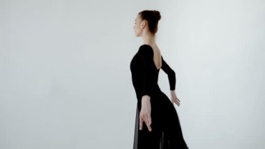 Balerin mükemmel dansları beyaz bir dans salonunda video yavaş 120 fps başında yakın çekim