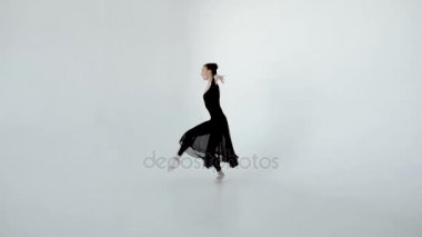 Balerin beyaz pointe içinde güzel atlar ve incelikle ağır çekim 120 fps toprakları.