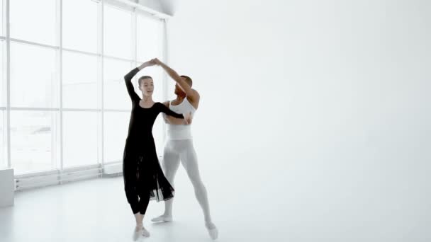 Le gars du ballet à l'aise soulève et abaisse la balerine au ralenti 120fps . — Video