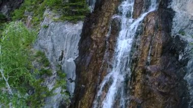 şelale görünümü havadan ağır çekim 1080 p 120 fps yukarıda,