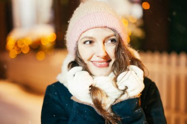  çekici kız sokakta yürüme