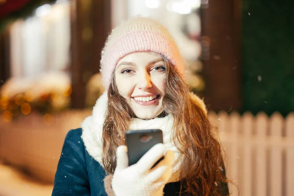 Молодая женщина с помощью смартфона — стоковое фото