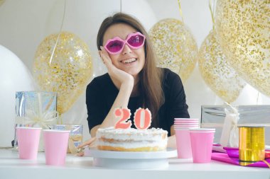 pasta ile genç kadın