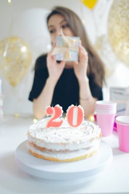 pasta ile genç kadın