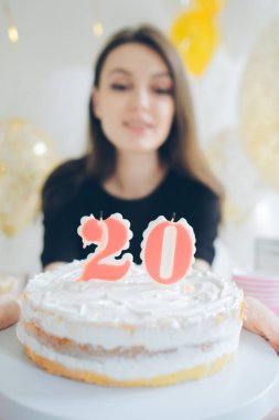 pasta ile genç kadın