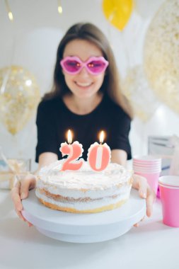 pasta ile genç kadın